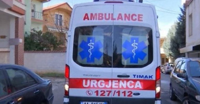 E RËNDË NË VLORË/ 80-vjeçarja tenton ti japë fund jetës, hidhet nga kati i 2-të i banesës