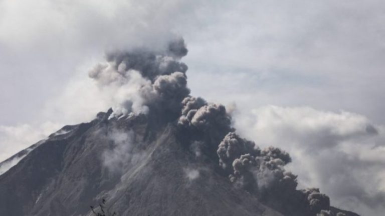 PAS 400 VITESH QETËSI/ Shpërthen vullkani në Indonezi, qielli mbulohet nga shtëllunga të mëdha tymi (VIDEO)