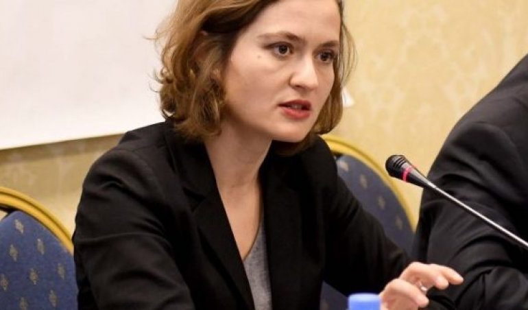 I KTHEHET ASHPËR KURTIT DHE OSMANIT/ Shahini: Kur të shkoni në Shqipëri për të bërë opozitë dhe pushime, shihni dhe qendrat e vaksinimit