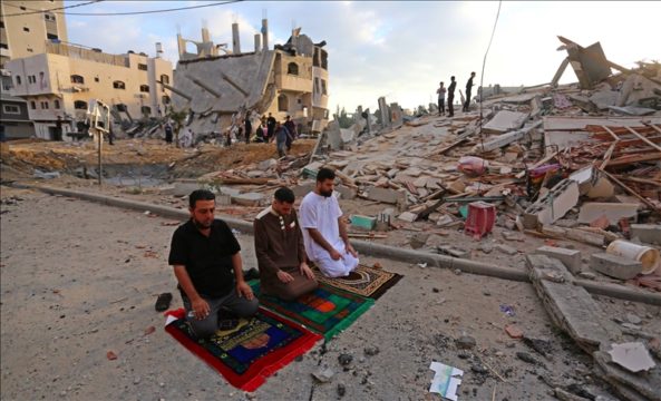 FOTO QË PO BËN XHIRON E BOTËS/ Besimtarët në Gaza falin Fiter Bajramit mes rrënojave të luftës