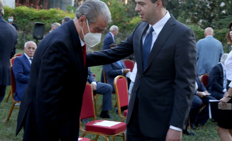 “DILEMA”/ U shpall “non grata” nga DASH, do heqë dorë Sali Berisha nga mandati i deputetit apo do ta largojë Basha?!