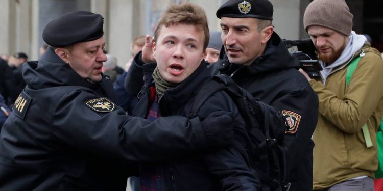 AKUZOHET PËR PROTESTA ANTI-QEVERITARE/ Kush është gazetari Raman Pratasevich dhe pse Bjellorusia e arrestoi?