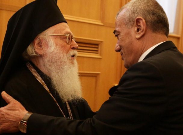URON BESIMTARËT ORTODOKSË/ Ruçi: Gëzimi i Pashkëve shpërndahet si drita e diellit, largon dëshpërimin dhe ringjall shpresën