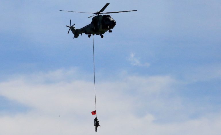 “DEFENDER EUROPE 2021″/ Forcat ushtarake amerikane dhe shqiptare zbarkojnë në Tiranë, një pjesë e stërvitjes në qiellin shqiptar (FOTO)