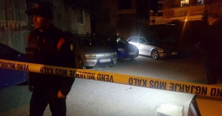 PLAGOSJE NË LUNGOMARE/ Kush është 39-vjeçari që është qëlluar me plumba në të dyja këmbët (DETAJET)