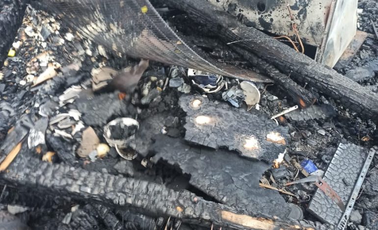 DIGJEN DY BARAKA TË KOMUNITETIT ROM NË GJIROKASTËT/ Ja shkaku i zjarrit (FOTOT)