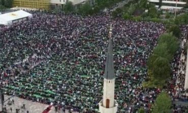 PAMJET/ Besimtarët myslimanë mbushin sheshin Skënderbej për faljen e Bajramit