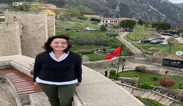 FOTOLAJM/ Yuri Kim përshëndet nga Kruja përmes vargjeve të poetit të njohur amerikan kushtuar Skënderbeut