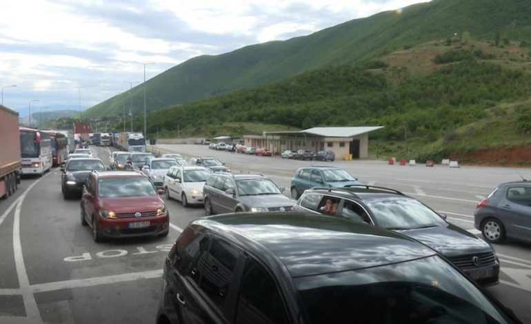 FLUKS NË MORINË/ Shqiptarët e Kosovës drejt Shqipërisë për të kaluar fundjavën