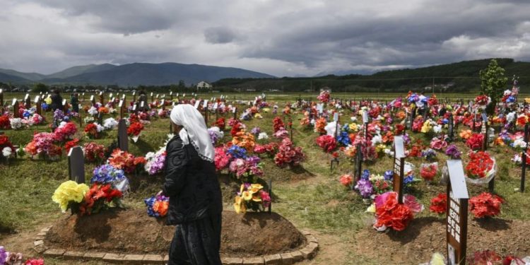 KOSOVË/ Barrën e hetimit të krimeve të luftës e mbajnë katër prokurorë