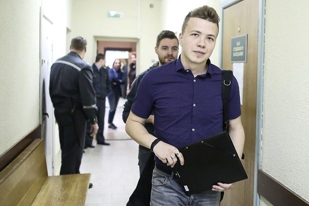 U ARRESTUA PASI AVIONI U UL NË MINSK/ Mediat: Sipas nënës së tij, gazetari ndodhet në spital në gjendje kritike prej…