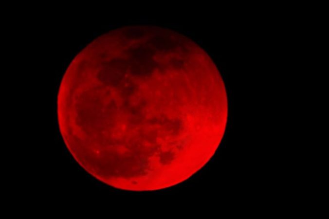 FENOMENI NATYROR/ Teoricienët: Hëna e përgjakur e 26 maj 2021, simbolizon fundin e botës