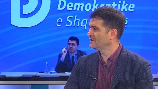 MBLEDHJA E KRYSISË/ Ibsen Elezi ironizon Bashën: Priti 12 vjet për të marrë një diplomë, ndërsa tani ngutet për…