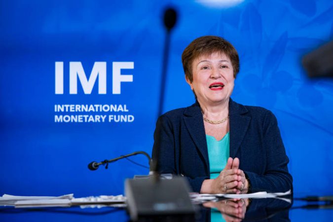PLAN 50 MILIARDË DOLLARËSH PËR T’I DHËNË FUND PANDEMISË/ FMN: Synohet vaksinimi i 40% të popullsisë deri në fund të 2021
