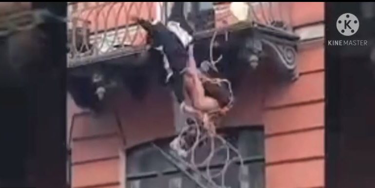 VIDEO PO BEN XHIRON E RRJETIT/ Gjatë sherrit, çifti rus bie nga ballkoni i katit të dytë dhe…