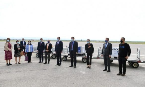 KORONAVIRUSI/ Mbërrijnë në Kosovë 38 mijë e 400 doza të vaksinës anti-COVID nga COVAX