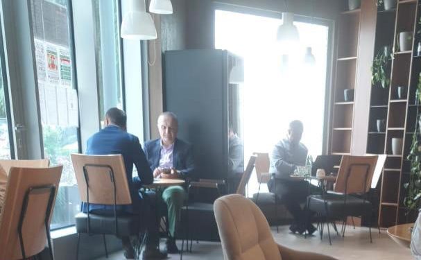 DALIN FOTOT/ Ilir Meta shijon kafen pranë Kuvendit, ndërkohë që diskutohet për shkarkimin e tij