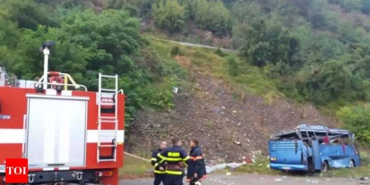 E RËNDË/ Aksidentohet minibusi me pasagjerë shqiptarë, shoferi…