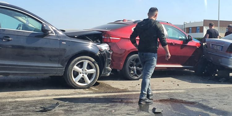 PAMJET/ Aksident masiv në “Tiranë-Durrës”, makinat luksoze bën “copë-copë” njëra pas tjetrës