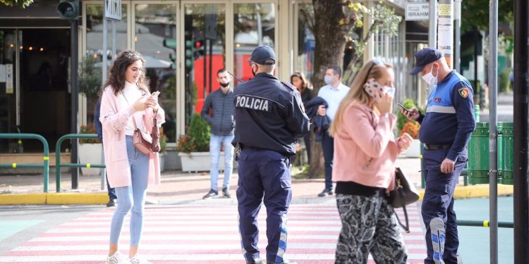 NGA HEQJA E MASKËS TEK SHKURTIMI I ORËS POLICORE/ Si pritet të ndryshojnë masat anti-COVID nga Komiteti i Ekspertëve