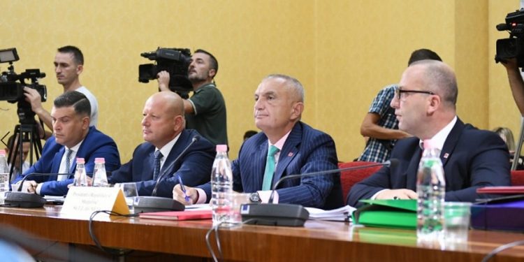 KUVENDI RRËZON DY DEKRETET E PRESIDENTIT/ “Ligjet” mblidhen nesër për shkarkimin e Metës