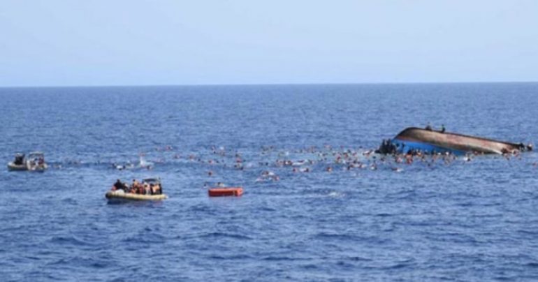 “KA SHUMË DALLGË, DO VDESIM..”/ Anija me 95 emigrantë rrezikon të mbytet, thirrja urgjente për autoritetet italiane