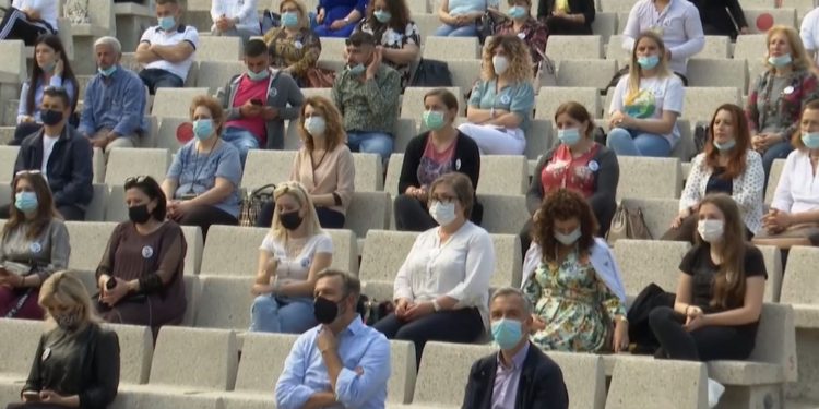 “JANË ZEMRA E SISTEMIT TONË…”/ Rama takim me infermierë nga e gjithë Shqipëria