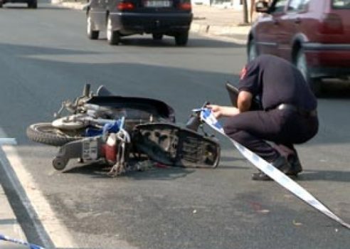 AKSIDENT NË FUSHË-KRUJË/ Makina përplas motorin, plagoset 60-vjeçari. Transportohet me urgjencë tek Trauma