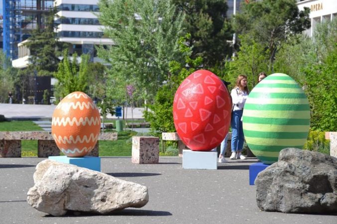 PASHKËT ORTODOKSE/ Rama publikon FOTON: Edhe më e bukur Tirana me simbolin e festës së Ringjalljes së Shpresës