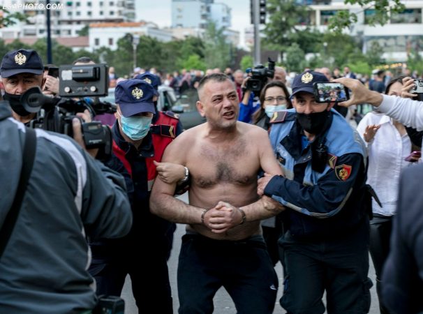 TENTOI TË VETËDIGJEJ GJATË FALJES SË NAMAZIT/ 40-vjeçari rezulton me probleme mendore…