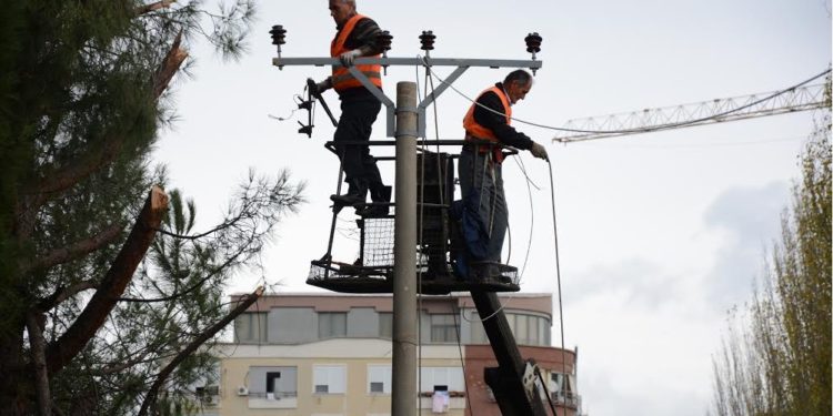 E RËNDË NË GJIROKASTËR/ Bien nga shtylla dy elektricistë