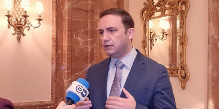 “NON PAPERS”/ Osmani: BE të duhet nisë bisedimet me RMV e Shqipërinë për të eliminuar këto manovra