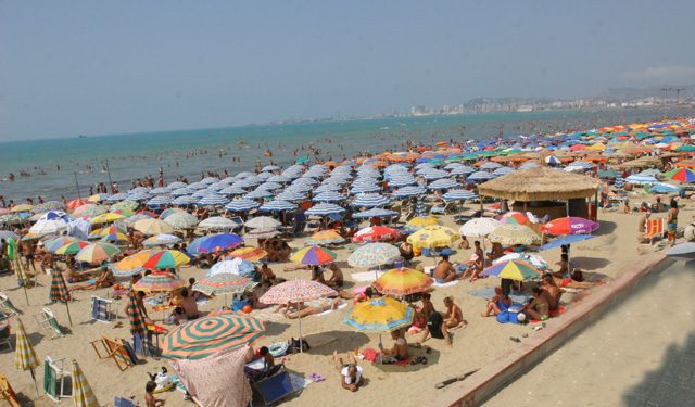 SEZONI/ Fluks turistësh në plazhin e Durrësit, interes edhe për parkun e Divjakës