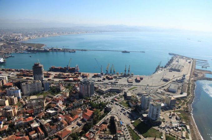 TRAGJIKE/ Gjendet një person i mbytur në Portin e Durrësit, pamje të rënda kur nxirret trupi…