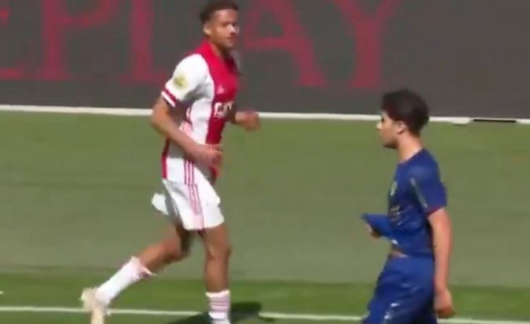 "DO TË VRAS PO TË PASHË NË..."/ Futbollisti i Ajax kapet keq me kundërshtarin. Shikoni momentin e tensionit (VIDEO)