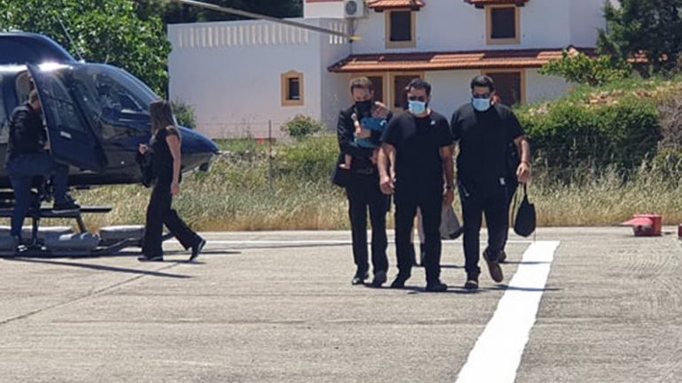 NGJARJA E RËNDË NË GREQI/ Bashkëshorti shfaqet në ishull me foshnjen në krah, përcillet për në banesën e fundit 20-vjeçarja