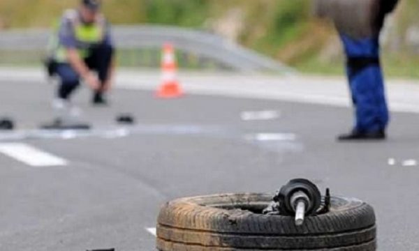 AKSIDENT NË KAVAJË/ Makina futet në trotuar dhe përplas një grua (FOTO)
