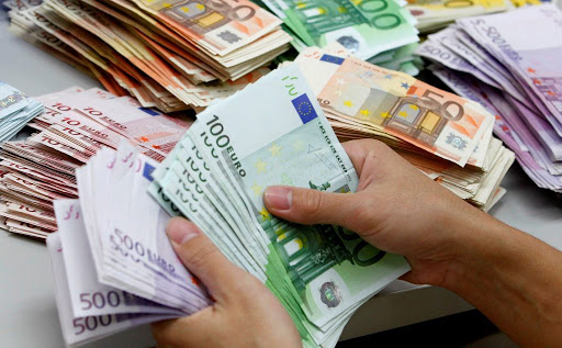 FLASIN EKSPERTËT/ Tregu i mbushur me Euro, Leku forcohet dhe ndaj Dollarit