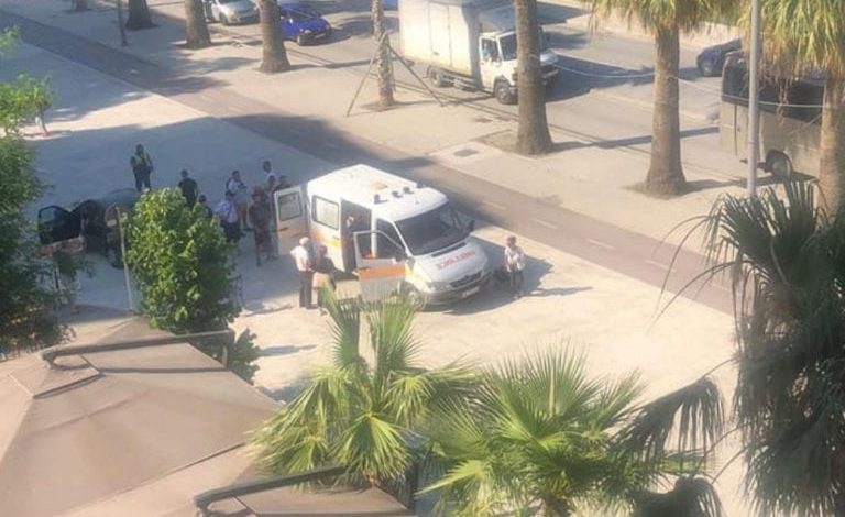 AKSIDENT NË VLORË/ Makina përplas këmbësorin, i plagosuri në gjendje të rëndë në spital