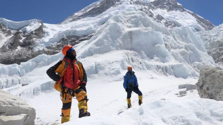 TRAGJIKE/ Ndërrojnë jetë dy alpinistë në malin Everest (DETAJET)