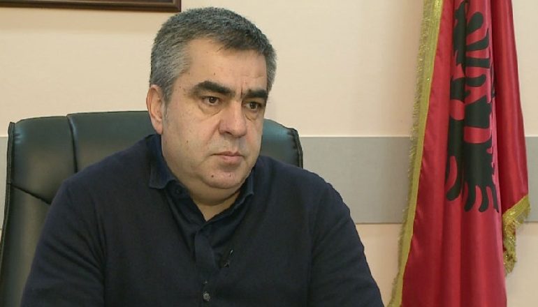 APEL PRINDËRVE/ Gonxhe: Mos rrezikoni jetën e fëmijëve duke i ulur në prehër në makinë…