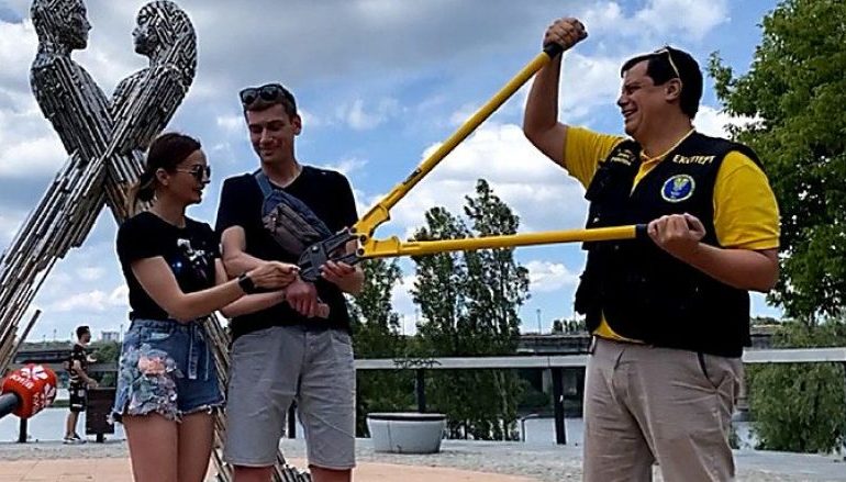 “PROVA E DASHURISË”/ Vendimi i çuditshëm i çiftit ukrainas, lidhen për 123 ditë me zinxhir (VIDEO)