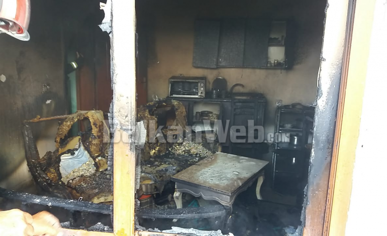 ZJARR NË NJË SHTËPI PRIVATE NË DURRËS/ Shkrumbohet totalisht kati i dytë (PAMJET)