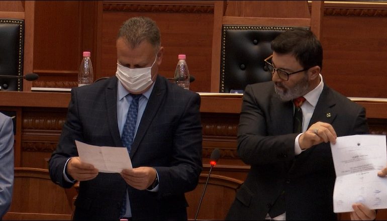 SHKARKOHET ILIR META/ Numërohet VOTAT, 104 deputetë votuan PRO. Ja sa ishin kundër dhe abstenim