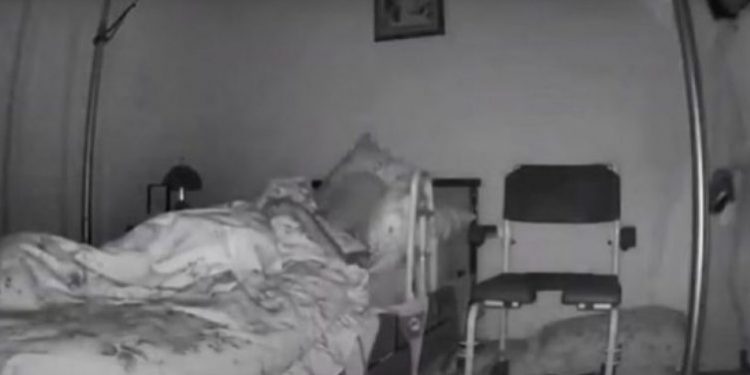 E MOSHUARA ISHTE NË GJUMË/ Momenti kur grabitësi futet në dhomën e saj, merr unaza dhe para (VIDEO)