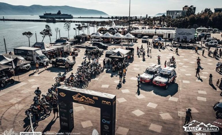 SPEKTAKLI I MAKINAVE SPORTIVE, “RALLY ALBANIA 2021″/ 300 të huaj mblidhen në Vlorë. Pilotët: Shqipëria një vend fantastik