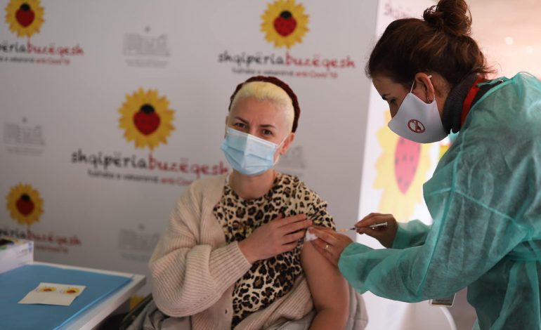 “SHQIPËRIA BUZËQESH”/ Drejt arritjes së objektivit, sot 10,012 vaksinime. Nga fillimi i fushatës janë kryer…