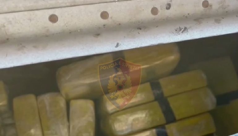 U GJETËN 30 PAKO/ Drejt Greqisë me 15 kilogramë heroinë në kamion, arrestohet në Kakavijë shoferi 63 vjeç (VIDEO)