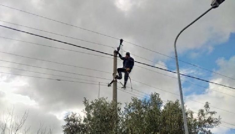 DY ELEKTRIÇISTË RANË NGA SHTYLLA E TENSIONIT/ Njëri ndërroi jetë, lihet në burg drejtuesi i punimeve të OSSH-së në Gjirokastër