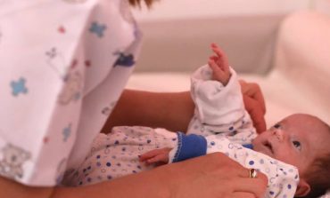 MANASTIRLIU JEP LAJMIN E MIRË/ Pas 50 ditësh "lufte" në terapinë intensive, foshnja fiton betejën me jetën